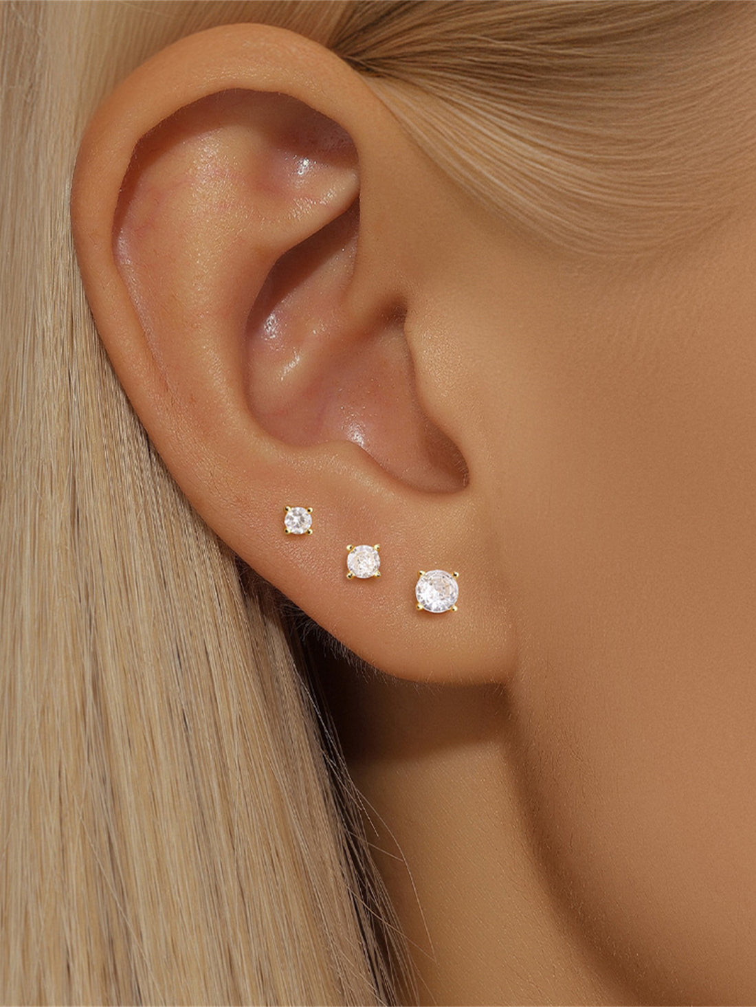 Evelyn - Fine gold earrings with an elegant curved design.