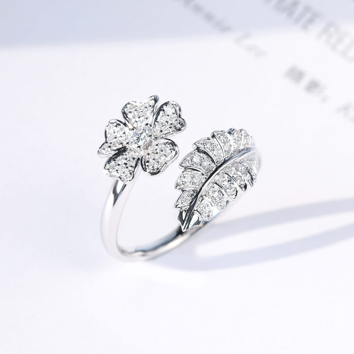 RING MED BLOMST & BLAD I ZIRKONIA - (JUSTERBAR)