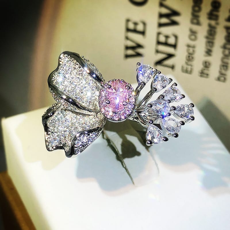 FUNKLENDE BLOMSTERBLADS RING - (JUSTERBAR)