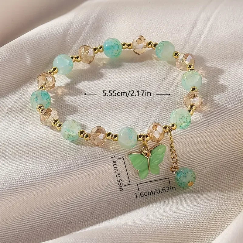 Smukt armbånd med sommerfugleperler og stræk