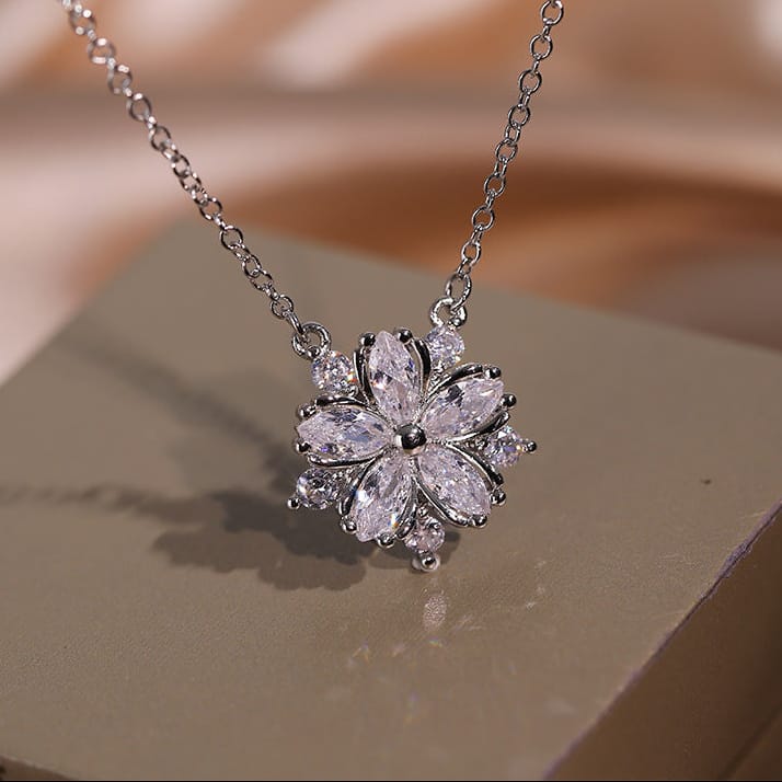 ZIRCON FLOWER NECKLACE WITH RAYS