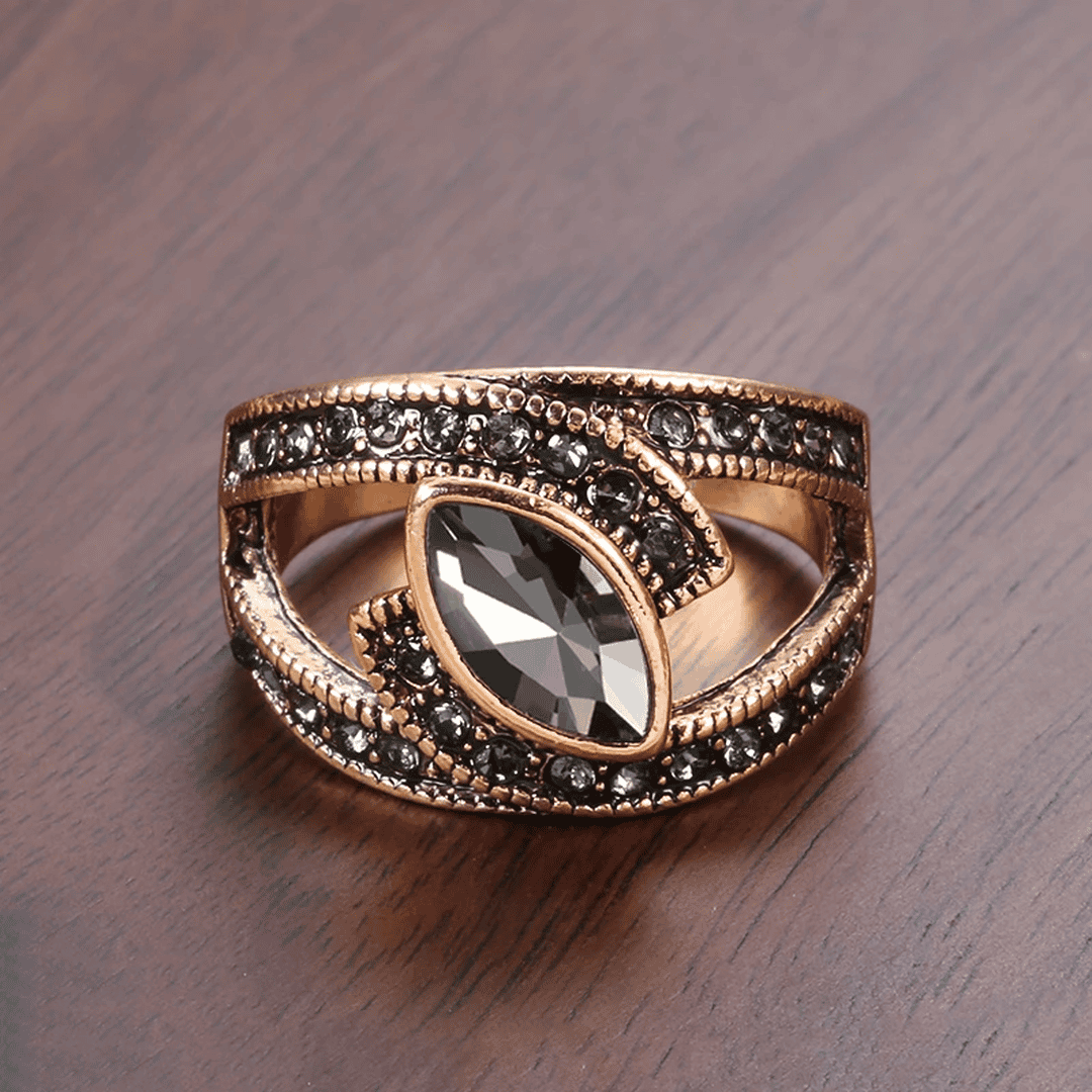 Elegant sort krystalring