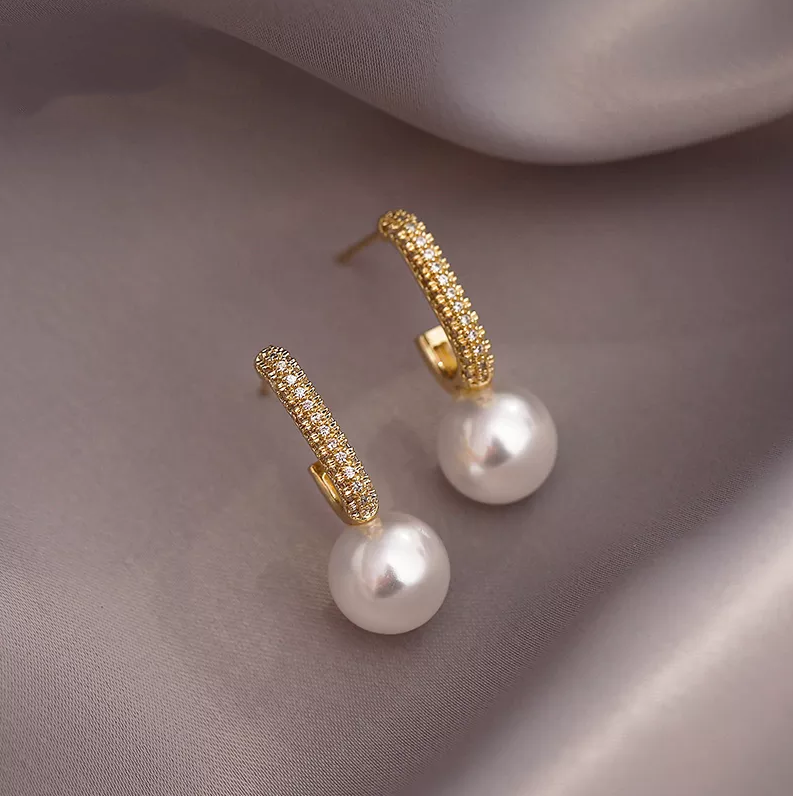 Elegant light gold-plated pearl earrings