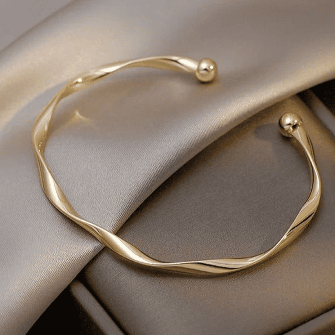 Elegant åbent armbånd i guld