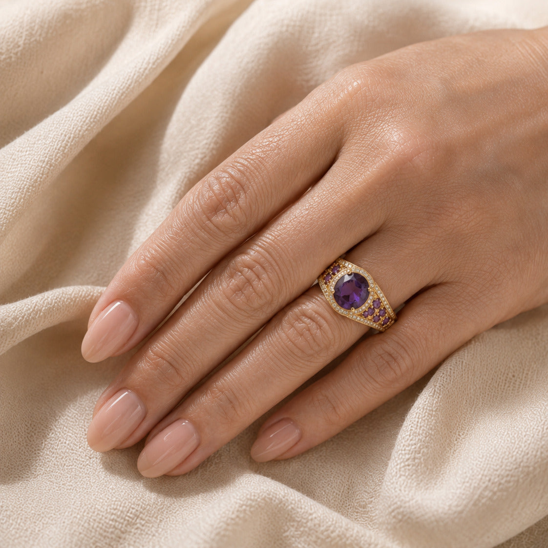 Ovalslebet Ametystring med Zirkonia