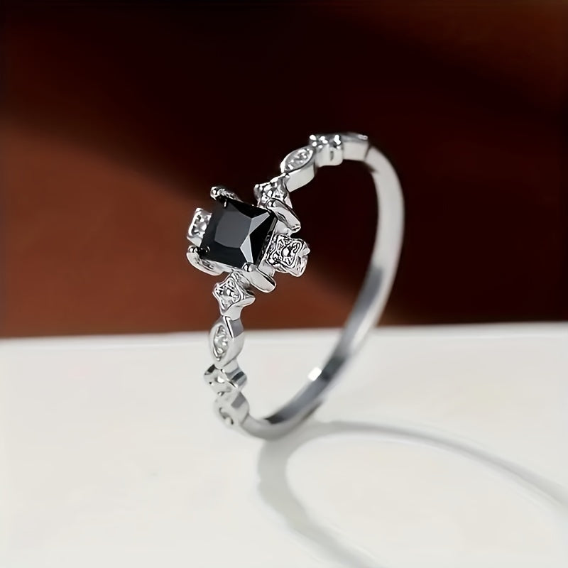 Vintage sort ring med firkantet indlæg