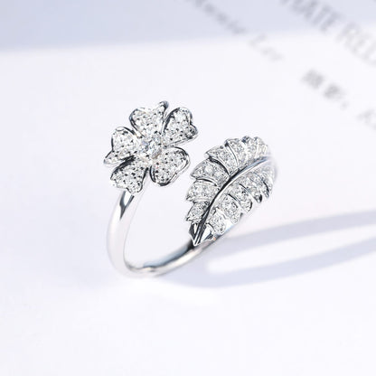 RING MED BLOMST & BLAD I ZIRKONIA - (JUSTERBAR)