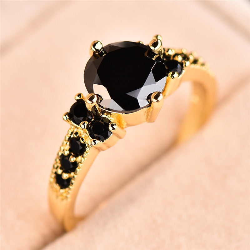 Exquisite round-cut zirconia claw ring