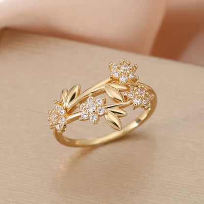 Timeless Flower Ring with Zirconia in Gold Tone