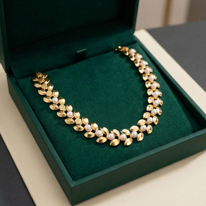 Necklace with pearl leaf chain