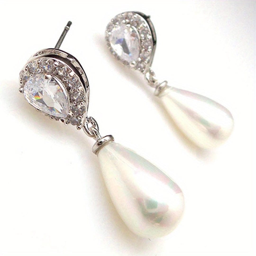 Teardrop pearl earrings
