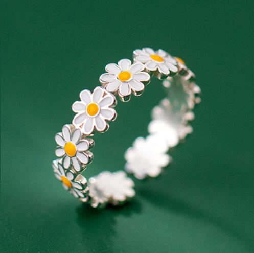 DAISY KRONE RING - (JUSTERBAR)
