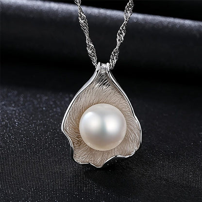 Halskæde med perle og muslingeskal-vedhæng