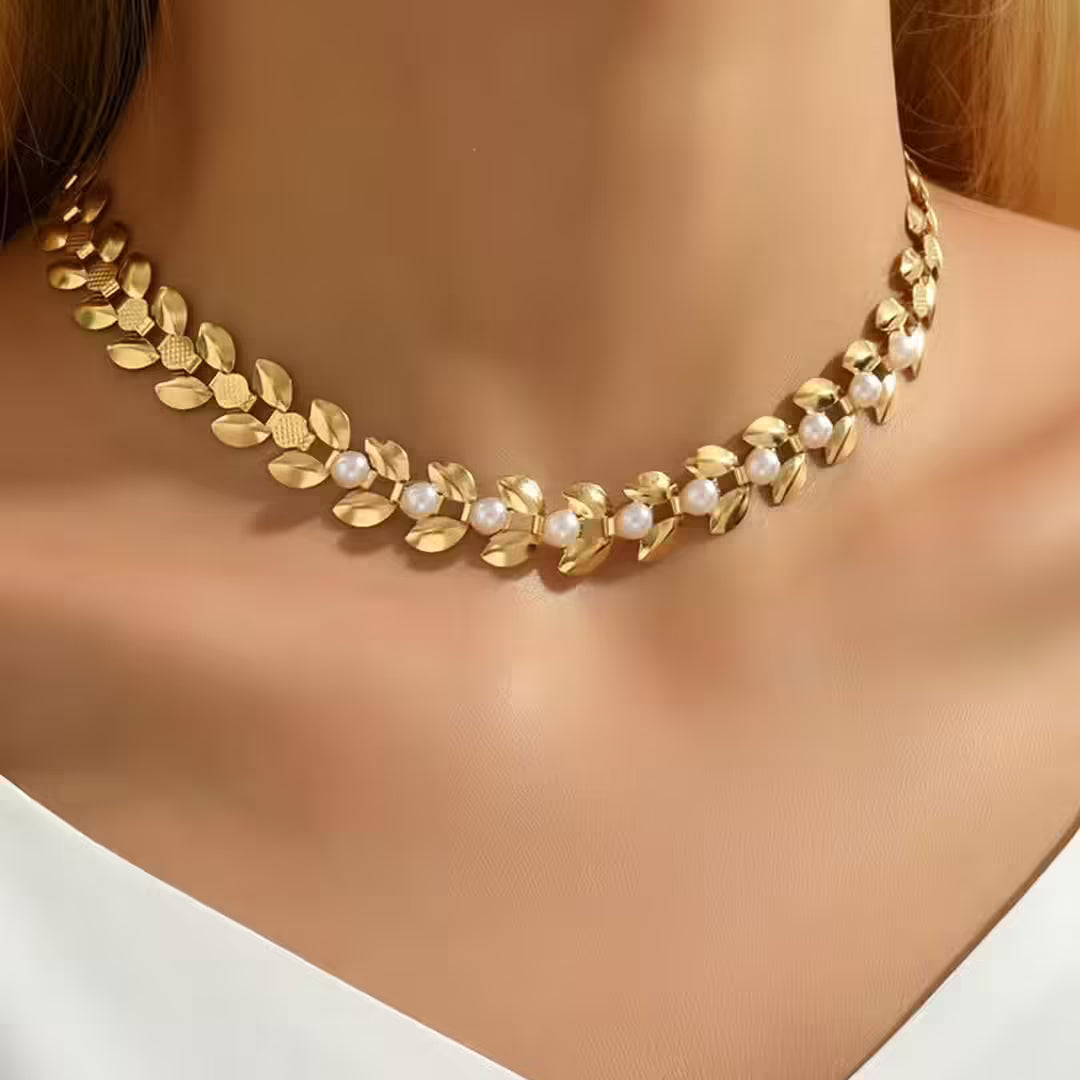 Necklace with pearl leaf chain