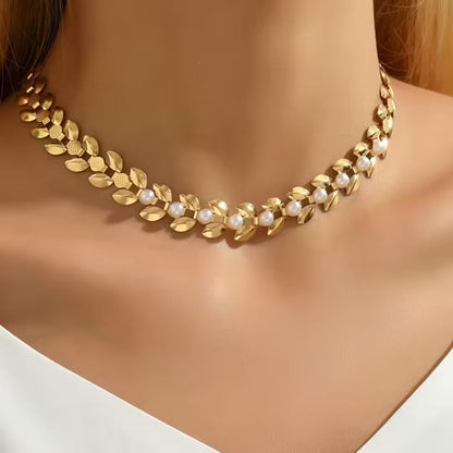 Necklace with pearl leaf chain