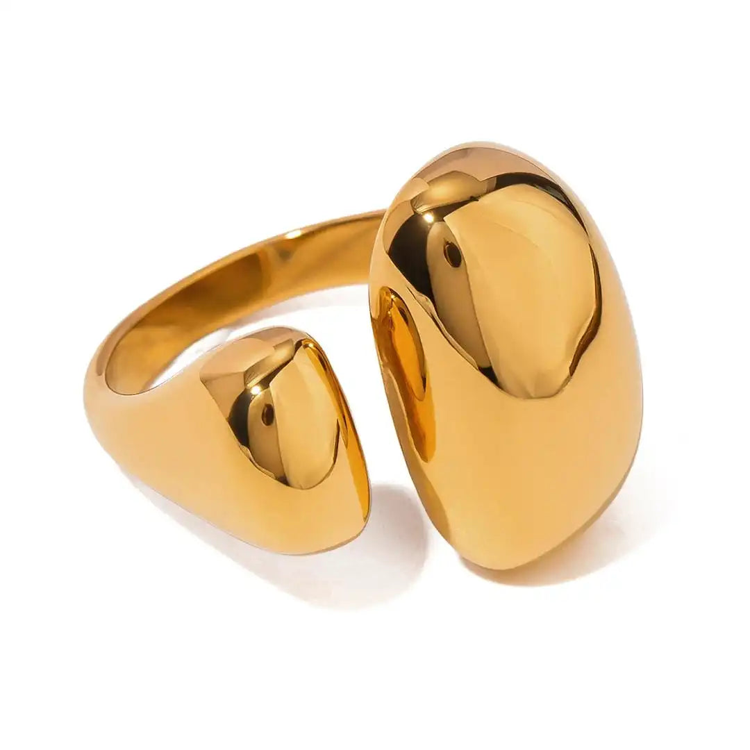 Minimalistisk guldring med flydende form
