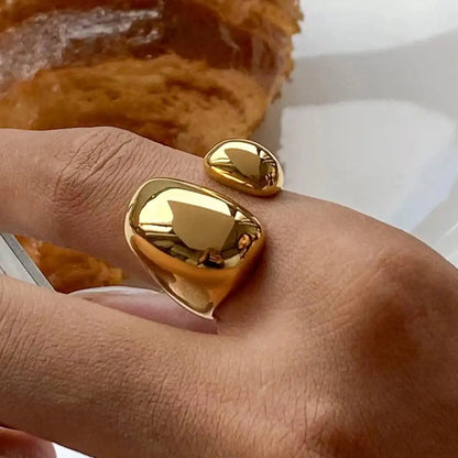Minimalistisk guldring med flydende form