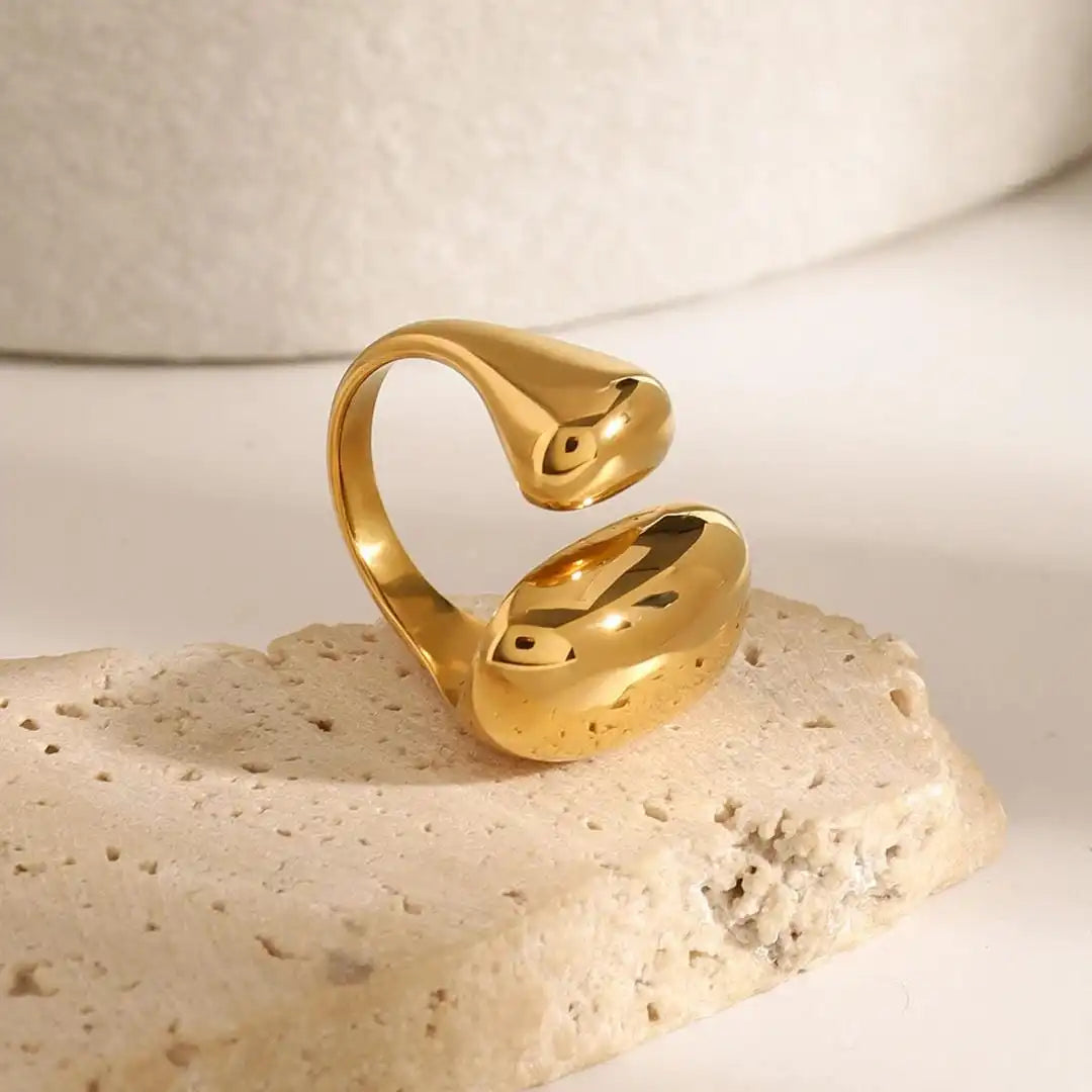 Minimalistisk guldring med flydende form
