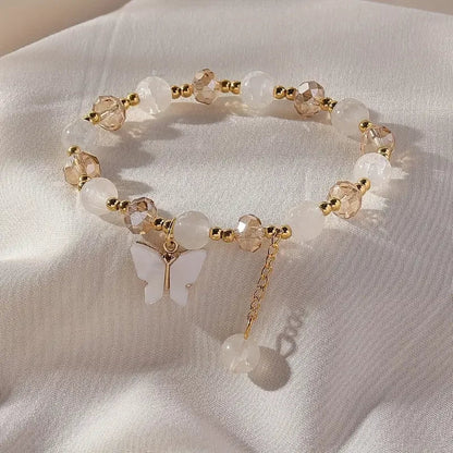 Smukt armbånd med sommerfugleperler og stræk
