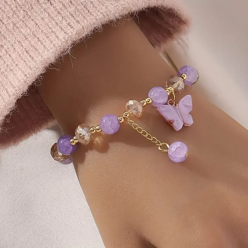 Smukt armbånd med sommerfugleperler og stræk