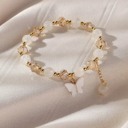 Smukt armbånd med sommerfugleperler og stræk