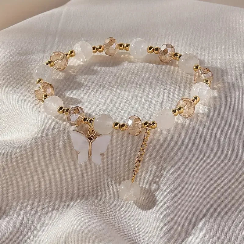 Smukt armbånd med sommerfugleperler og stræk