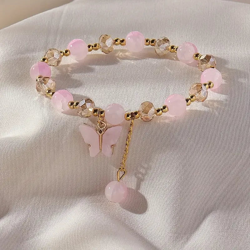 Smukt armbånd med sommerfugleperler og stræk