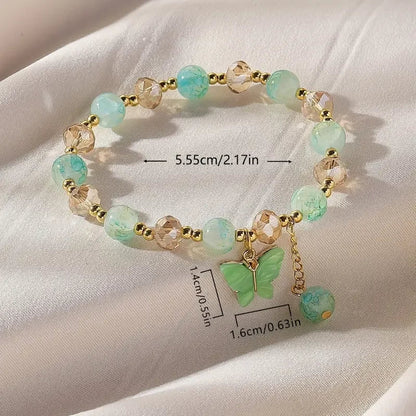 Smukt armbånd med sommerfugleperler og stræk