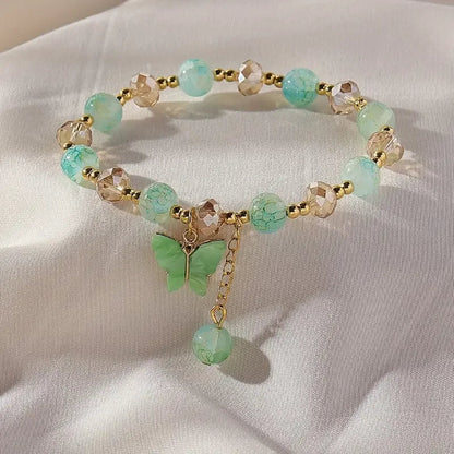 Smukt armbånd med sommerfugleperler og stræk