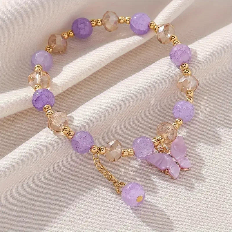 Smukt armbånd med sommerfugleperler og stræk