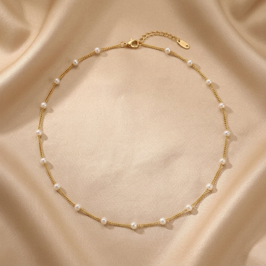 Elegant necklace with small pearls