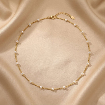 Elegant necklace with small pearls