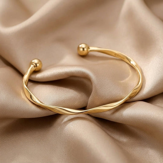 Elegant åbent armbånd i guld