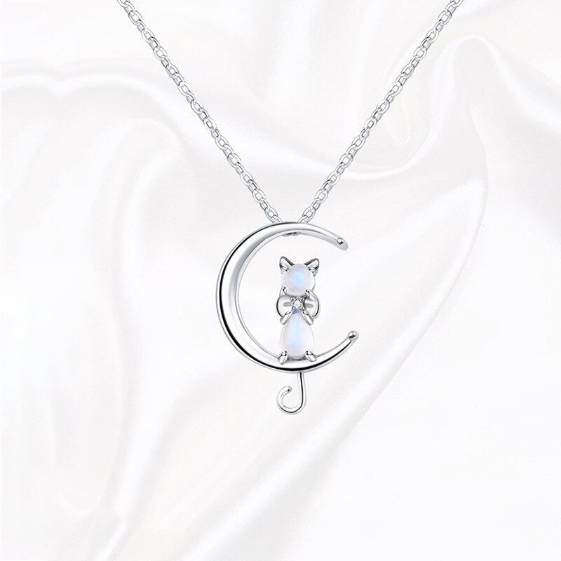 Necklace with moonstone and cat