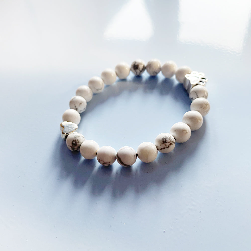 Armbånd med naturlig ædelsten og pote- og hjertevedhæng – Håndlavet design