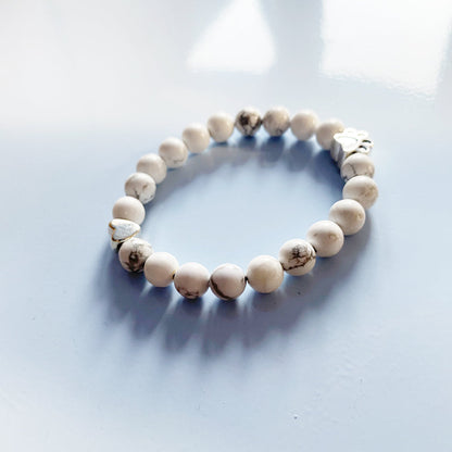 Armbånd med naturlig ædelsten og pote- og hjertevedhæng – Håndlavet design