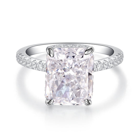 Elegant forlovelsesring med kubisk zirkonia