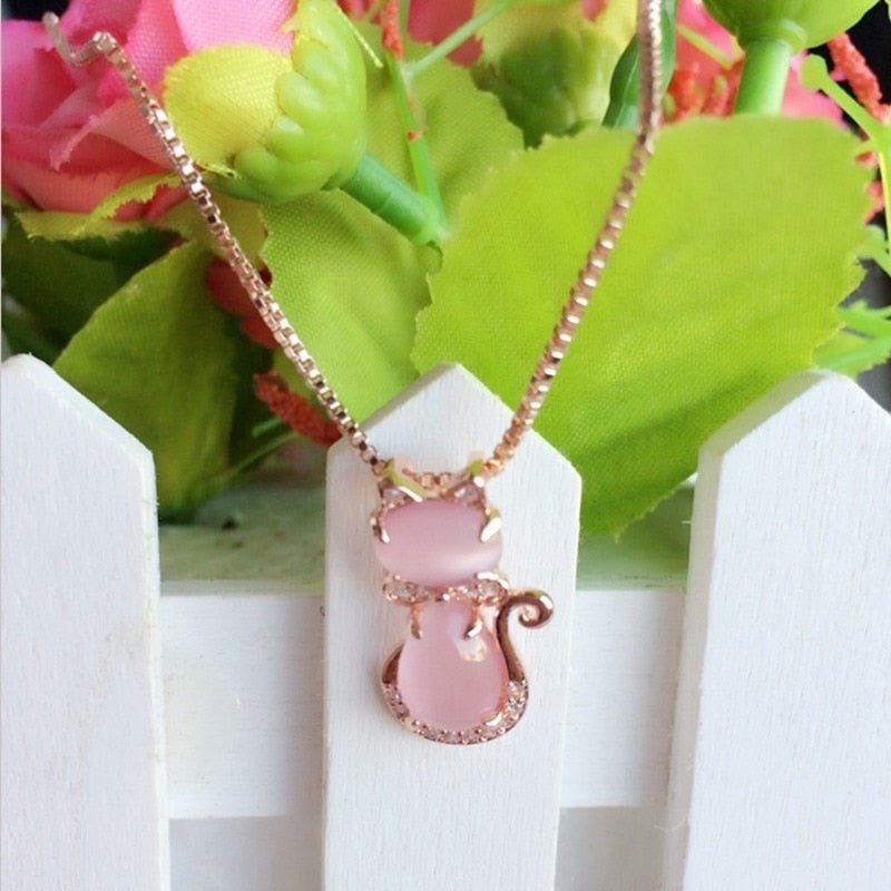 Necklace with pink stone and zircon.