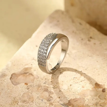 Elegant Guldring med Funklende Sten
