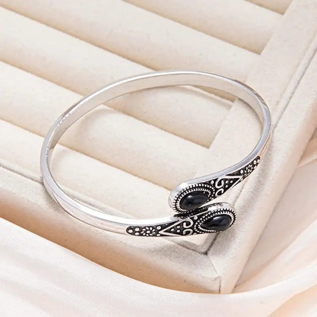 Vintage armbånd med farverige ædelsten og tribaldesign
