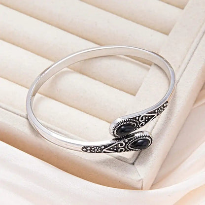 Vintage armbånd med farverige ædelsten og tribaldesign
