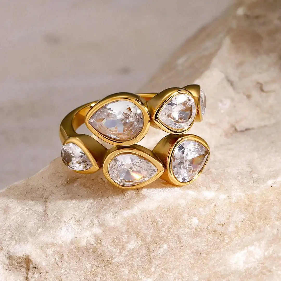 Five-stone ring with a teardrop-shaped cluster