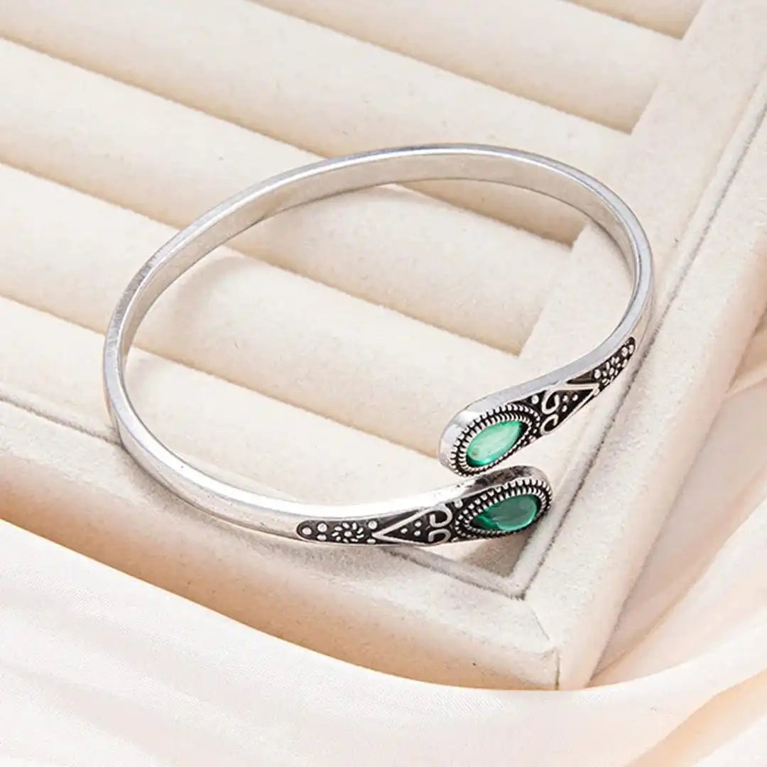 Vintage armbånd med farverige ædelsten og tribaldesign