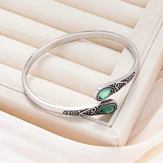 Vintage armbånd med farverige ædelsten og tribaldesign