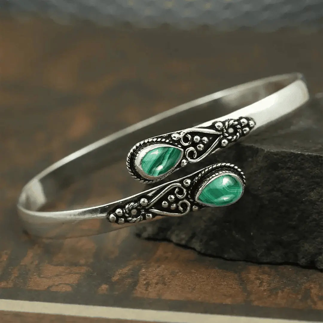 Vintage armbånd med farverige ædelsten og tribaldesign