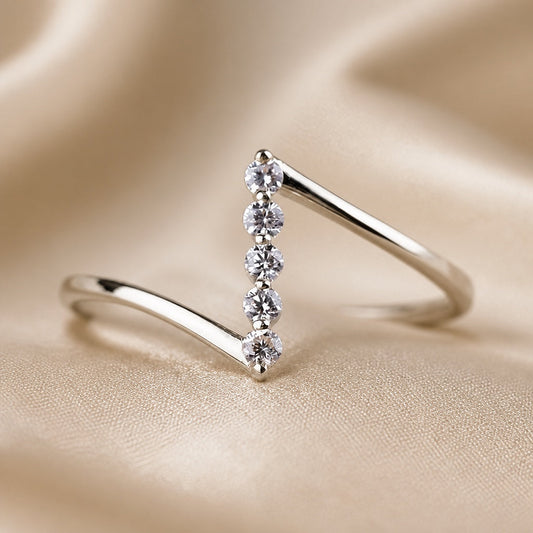 White gold delicate Z-shaped zirconia ring