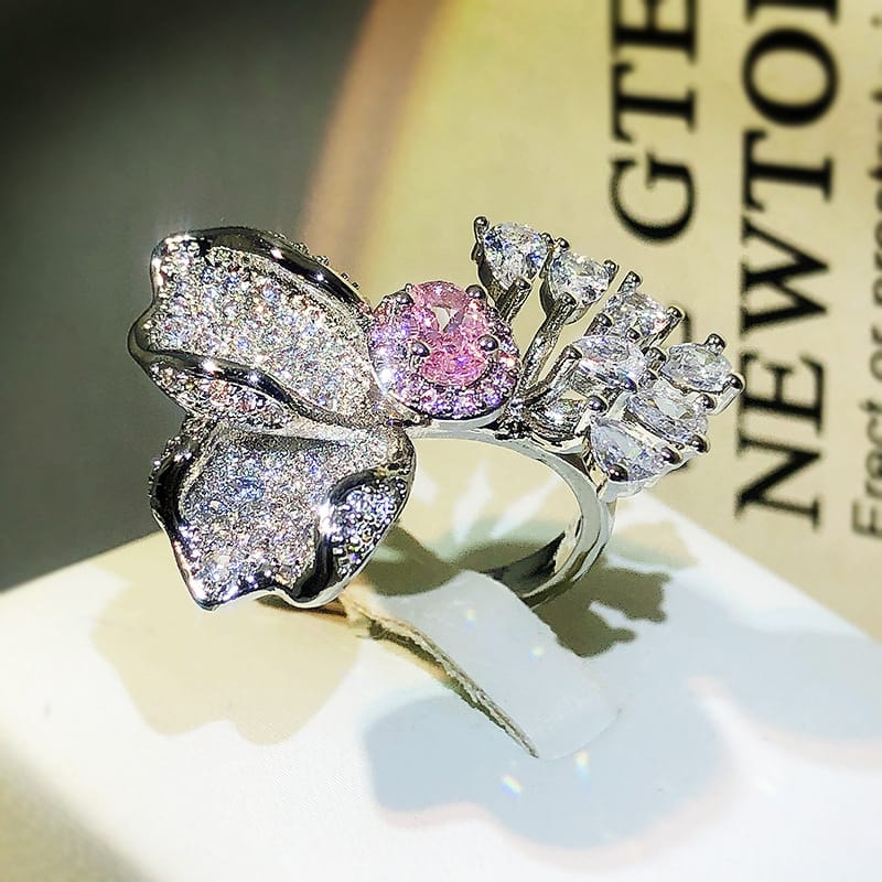 FUNKLENDE BLOMSTERBLADS RING - (JUSTERBAR)