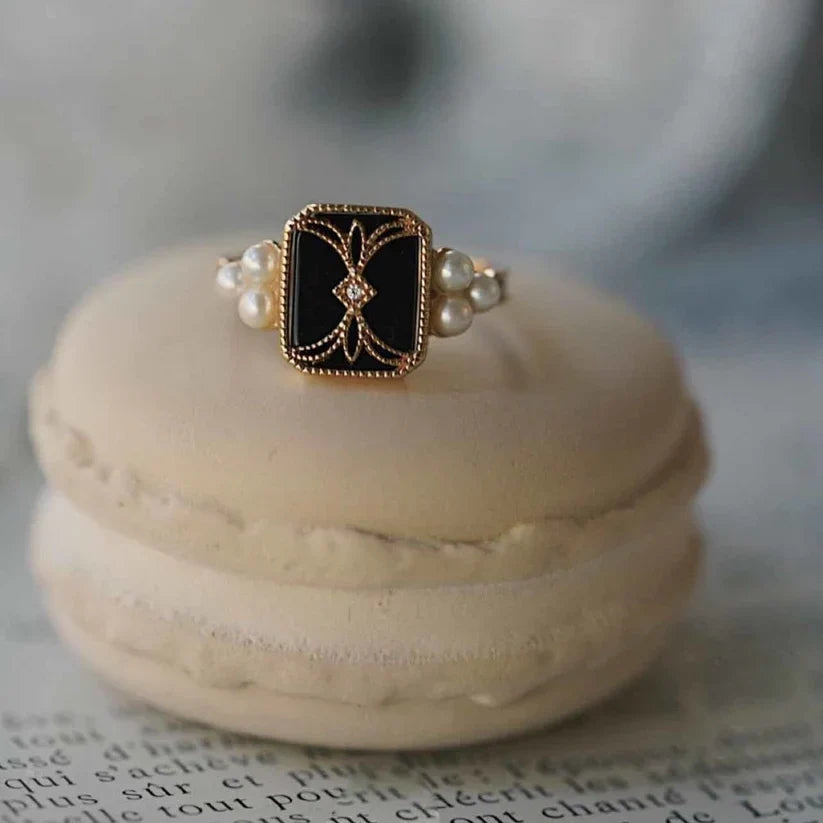 Vintage black pearl gold ring