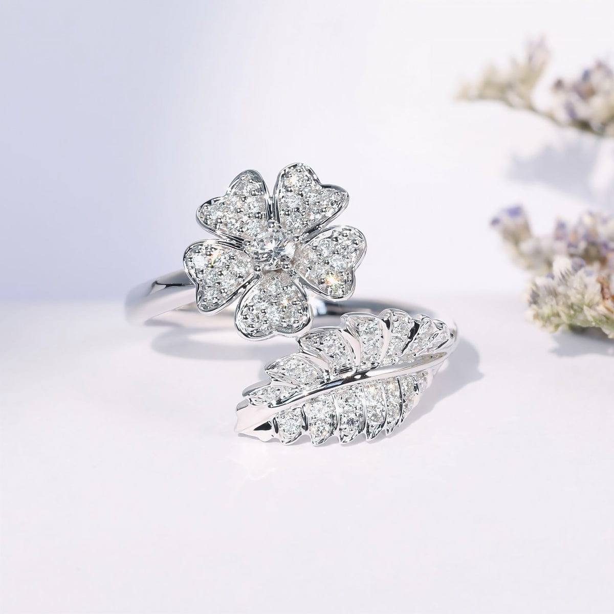 RING MED BLOMST & BLAD I ZIRKONIA - (JUSTERBAR)