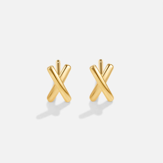 Annah – Gold earrings in the shape of a twig.